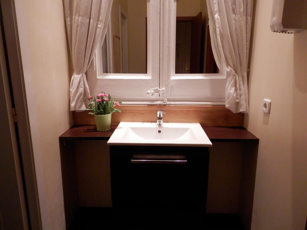 Bett im 6-Bett-Schlafsaal mit Gemeinschaftsbad